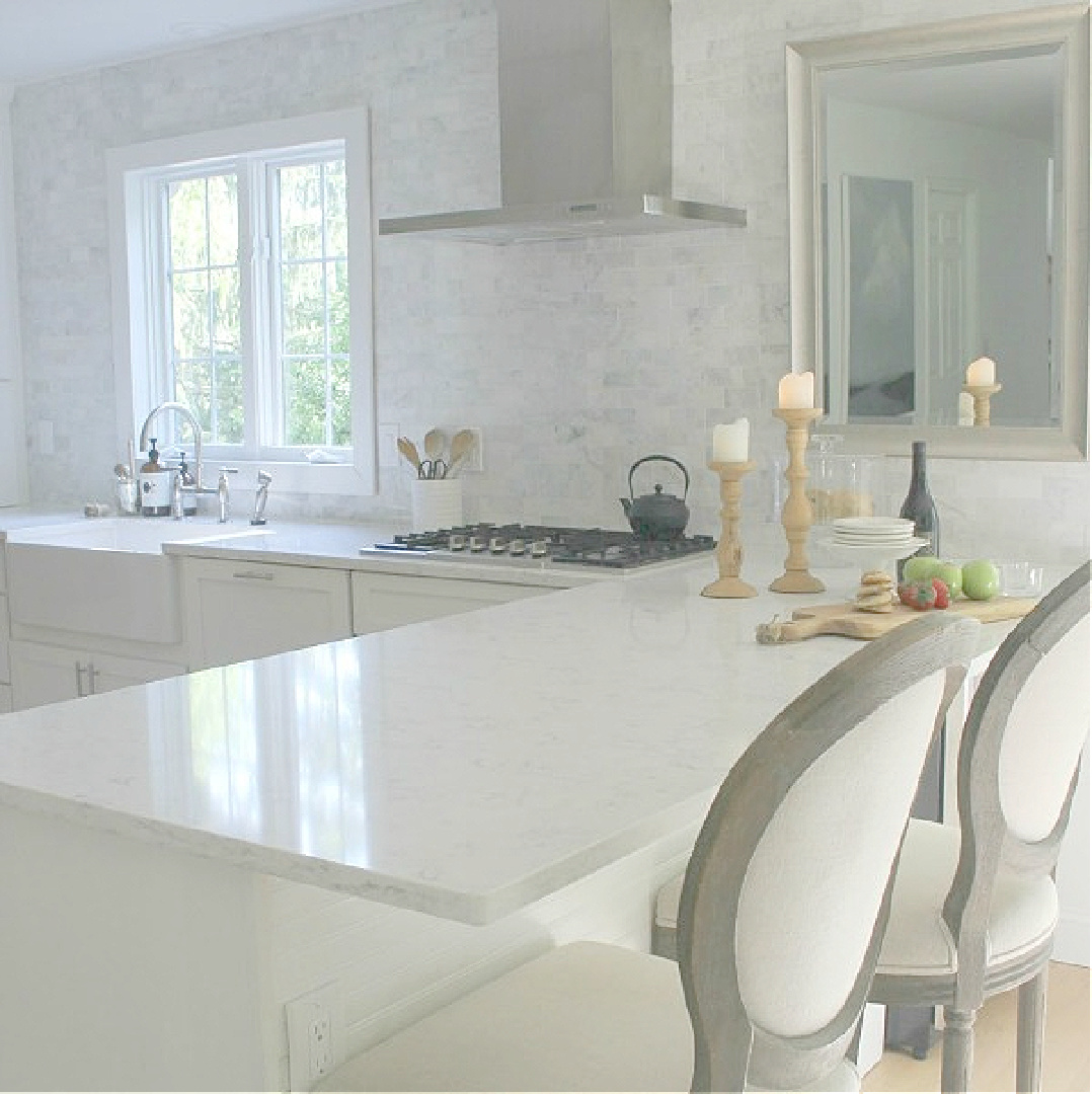 Hello Lovely's white Shaker style minimal kitchen with Viatera Minuet quartz and polished Venatino marble backsplash tile.