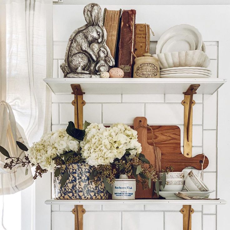 Styled shelves in a country kitchen by Le Cultivateur.